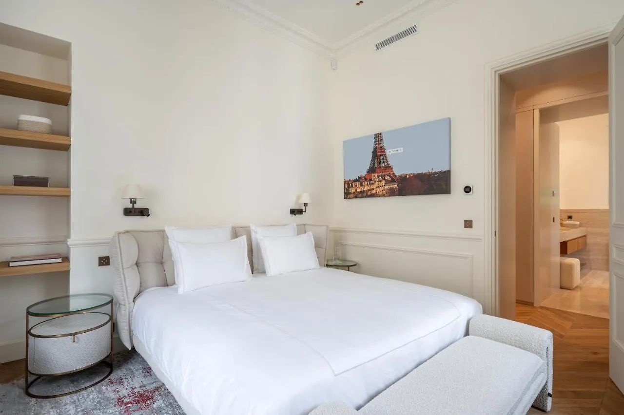 Appartement Avenue Montaigne - Paris Champs Elysees Apartment
