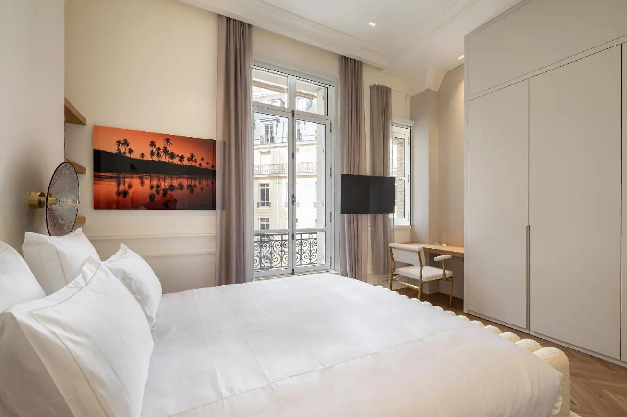 Appartement Avenue Montaigne - Paris Champs Elysees Apartment