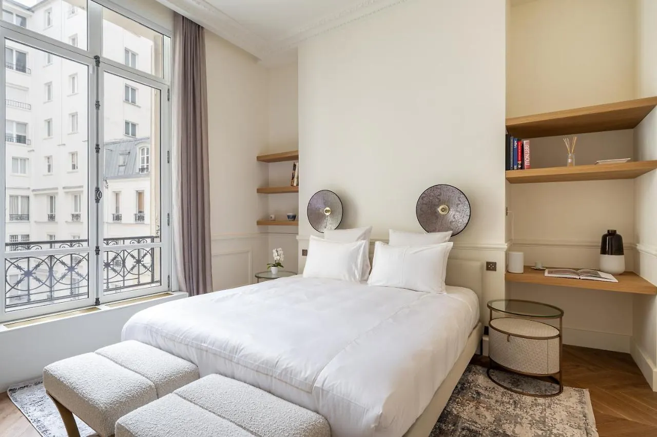 Appartement Avenue Montaigne - Paris Champs Elysees Apartment